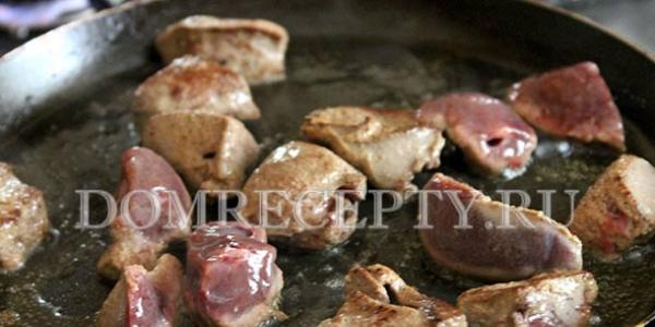 Жареная свиная печень с луком Жарка свиной печени на сковороде рецепт пошагово